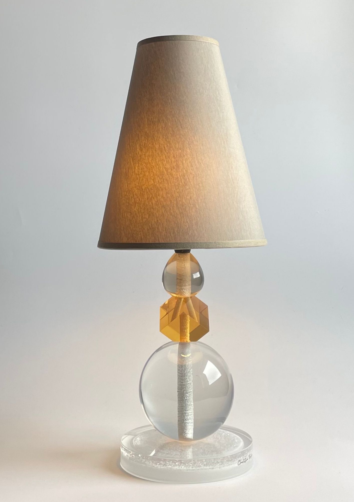 Lampada da tavolo in resina con paralume bianco- H.48x20 cm - Charlottina Design
